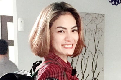 Foto Bareng Paus, Nikita Mirzani Tetap Tampil Seksi