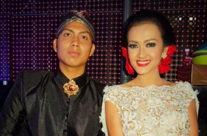 Julia Perez Resmi Pacaran dengan Satpam Ganteng Mumu?