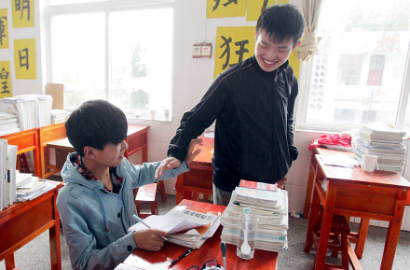 Bromance Sejati, Cowok Ini Gendong Teman Sekelasnya ke Sekolah 3 Tahun