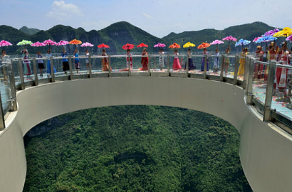 Skywalk Kaca Terpanjang di Dunia Dibuka di Chongqing