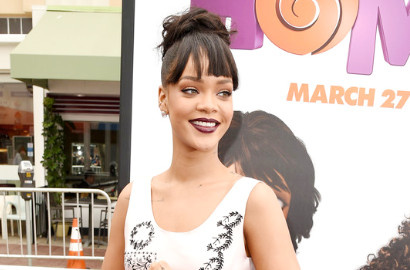 Rihanna Umbar Bodi Seksi di Pemotretan Hawaii