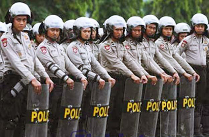 Foto Polisi Main HP dan TNI Jaga KAA Menuai Kritik dari Netter