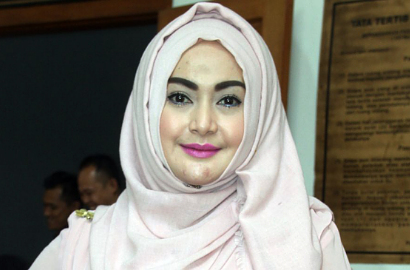 Eddies Adelia Lelang Koleksi Batu Akik Demi Biaya Hidup