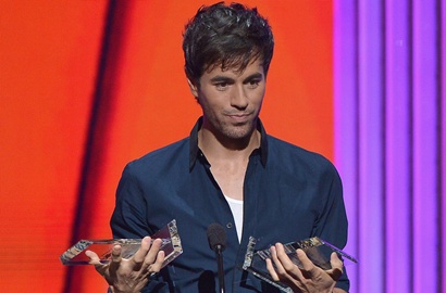 Enrique Iglesias Menang Besar di Billboard Latin Music Awards