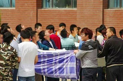 Pemuda Tiongkok Bentangkan Sarung Demi Gagalkan Cewek Bunuh Diri Patah Hati