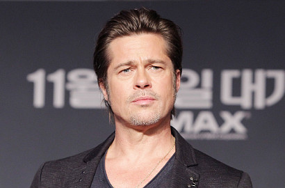 Brad Pitt Dikabarkan Ketahuan Telanjang Bareng Wanita Lain