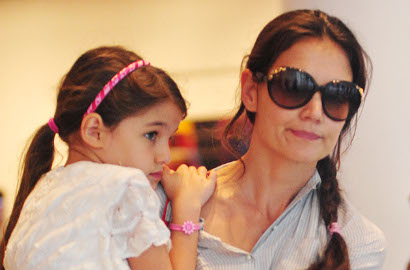 Foto Masa Kecil Katie Holmes Bagai Pinang Dibelah Dua dengan Suri Cruise