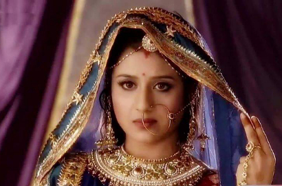 Kostumnya di 'Jodha Akbar' Bikin Paridhi Sharma Mengeluh Kepanasan