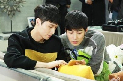 Lay EXO Bersandar ke Punggung Zhang Ziyi di Foto 'Oh My God'