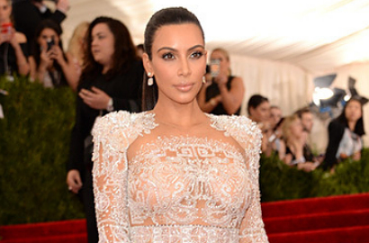Kim Kardashian Pamer Punggung di Met Gala 2015