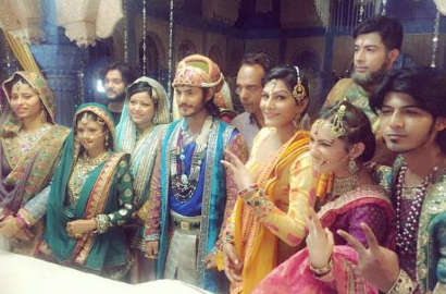 Rampungkan Episode ke-500, Kru dan Pemain 'Jodha Akbar' Gelar Pesta Meriah