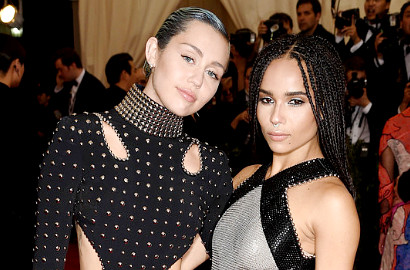 Miley Cyrus dan Zoe Kravitz Tampil Seksi di Video Musik Lolawolf 'Bitch'