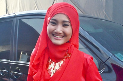 Gaun Fatin Shidqia Bersinar Biru di SCTV Music Awards 2015