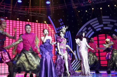 Zaskia Gotik cs Sukses Goyang Panggung SCTV Music Awards 2015