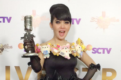 Lucunya Gaun Boneka Rilakkuma Syahrini di SCTV Music Awards 2015