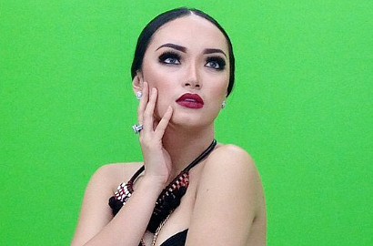 Wow, Zaskia Gotik Tak Masalah Jika Payudara Dipegang Fans?