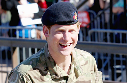 Wah, Pangeran Harry Dicium dan Dilamar Fans di Australia