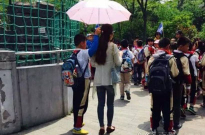 Netter Ngamuk Guru Jadikan Murid Sebagai 'Ojek Payung' Pribadi