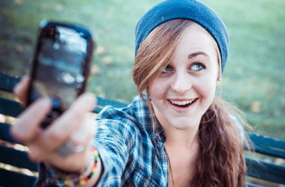 Asyik Selfie Sebelum Makan, Cewek Cantik Ini Malah Ditoyor Teman Cowoknya