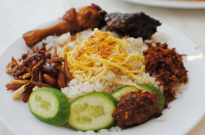 Kisah Pedagang Nasi Uduk Tetap Semangat Biayai 3 Anak untuk Gelar Sarjana