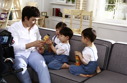 Imutnya Triplet Song Il Gook Minum Jus Jeruk di Foto Iklan Minute Maid
