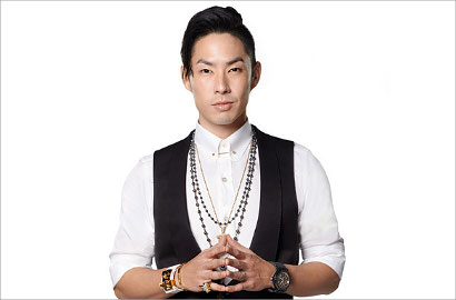 Kerennya Vanness Wu Pose Bareng Mobil Mewah di Acara Mercedes Benz