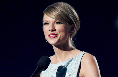 Taylor Swift Hibur Fans yang Sedih Kehilangan Ibunya di Hari Ibu