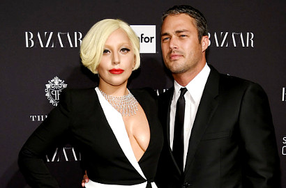 Lady GaGa Pamer Belahan Dada Saat Kencan dengan Taylor Kinney