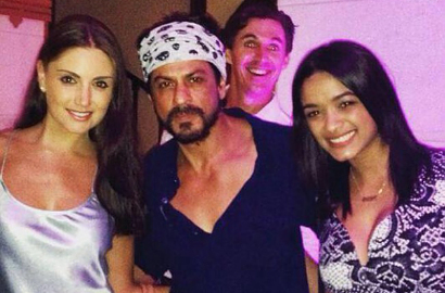Shahrukh Khan Tetap Tampan dan Mempesona Meski Pose Pakai Bandana