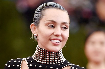 Ups, Rambut Ketiak Miley Cyrus Ngintip Saat Dia Pakai Batik Seksi
