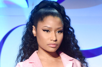 Pake Baju Ketat Transparan, Nicki Minaj Bocorkan 'The Night Is Still Young'