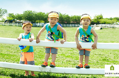 Serunya Triplet Song Il Gook Makan Semangka di Foto Iklan Skarbarn