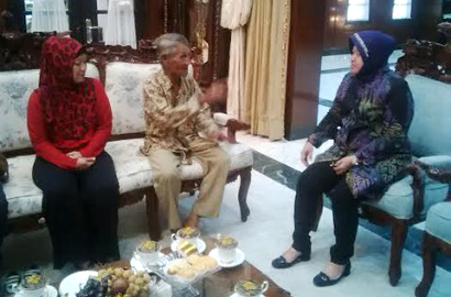 Tukang Becak Penambal Jalan Akhirnya Diundang Bu Risma