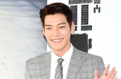 Kim Woo Bin Tolong Staf Wanita Saat Syuting Iklan Minuman Isotonik