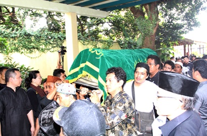 Sahabat dan Keluarga Antarkan Didi Petet ke Peristirahatan Terakhir