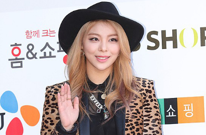 Bikin Iri, Ailee Pamer Foto Jadi Fans EXO, Infinite cs