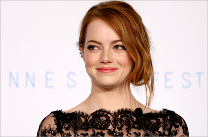 Manis dan Anggunnya Emma Stone dengan Dua Gaun di Festival Film Cannes
