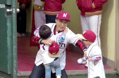 Kembar Lee Hwi Jae Jadi Pelempar Bola Termuda di Pertandingan Baseball