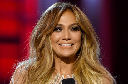 Jennifer Lopez Tutup Red Carpet Billboard 2015 dengan Gaun Menerawang