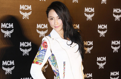 Hindari Wartawan, Cecilia Cheung Pura-pura Telepon dengan Ponsel Terbalik
