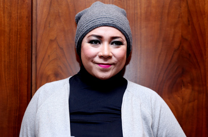 Melly Goeslaw Dandan Nyentrik di Panggung Indonesia Movie Awards 2015