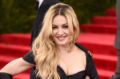 Bikin Kontroversi, Madonna Bagikan Foto Cowok Muslim-Yahudi Nyaris Ciuman