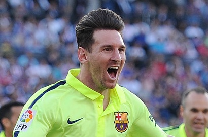 Angkat Trofi Liga Spanyol 2015, Messi Akui Barca Masih Haus Gelar Juara