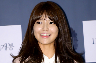 Tampil dengan Rambut Baru, Sooyoung SNSD Pamer Lekuk Tubuh di Acara Fashion