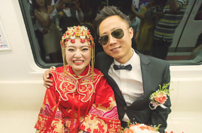 Romantisnya Pasangan di Tiongkok Nikah di Stasiun dan Kereta Api
