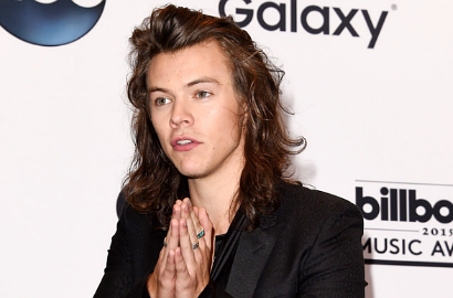 Harry Styles 1D Kepergok Peluk Mesra Seorang Wanita di Jalan