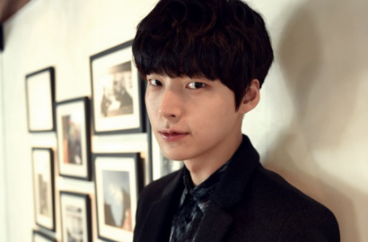 Mirip yang Dipakai Sehun EXO, Sandal Jepit Ahn Jae Hyun Bikin Heboh