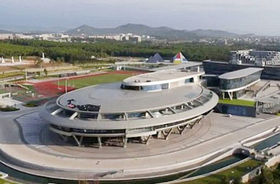 Pengusaha Ini Bangun Kantor Baru yang Persis Seperti Pesawat di 'Star Trek'
