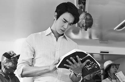 Yoo Yeon Seok Makin Gagah Saat Pakai Tuksedo di 'Perfect Proposal'