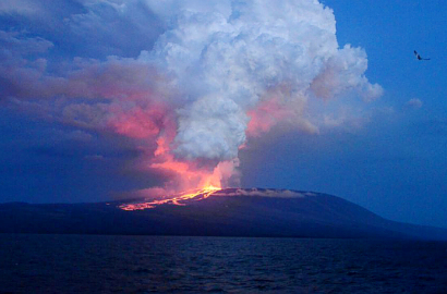 Gunung Wolf di Ekuador Erupsi Setelah 33 Tahun Tak Aktif